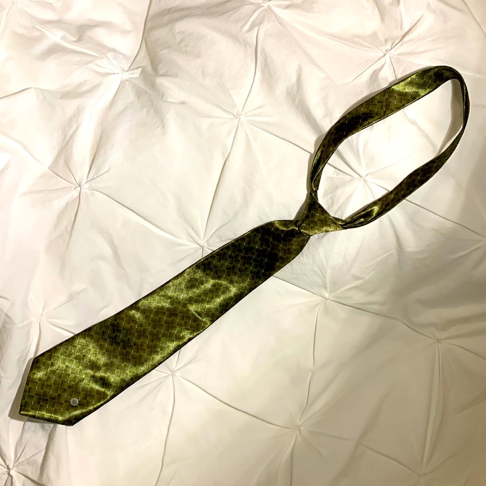 Mint shape VERSACE necktie.  100% silk and absolutely gorgeous.
